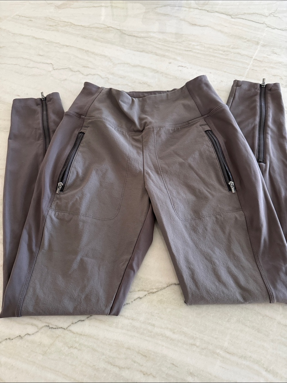 Athleta Headlands Hybrid Tight in Taupe size 6